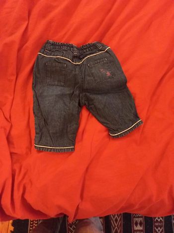 Beau jean marine de  6 à 9 mois