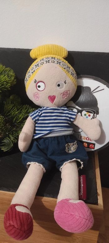 doudou poupée les mistinguette colette blonde coeur bleu rayure Globetrotoys