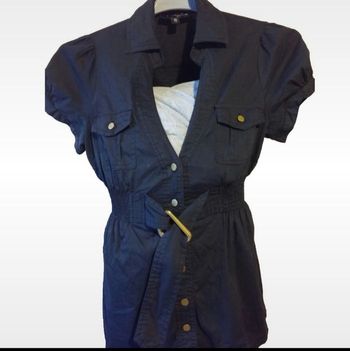 Haut noir près du corps (avec bouton détachable doré) taille s. Le haut gris n'est pas a vendre.