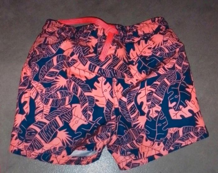 Lot 3 shorts, 1 tee-shirt 18 mois ,neuf/tbe - photo numéro 4