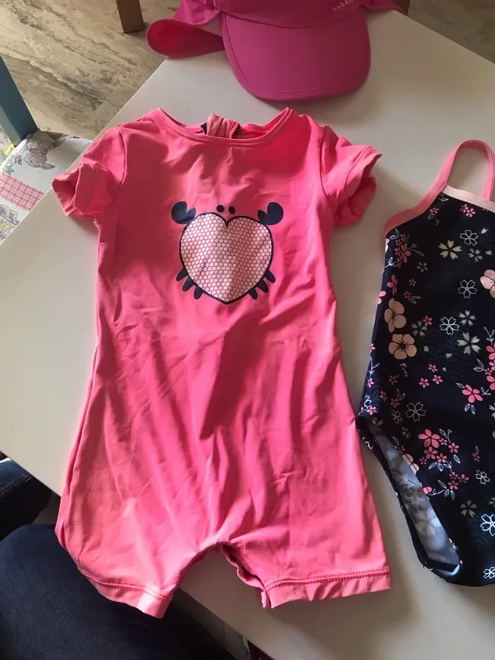 Maillot de bain et casquette 23 mois - photo numéro 2