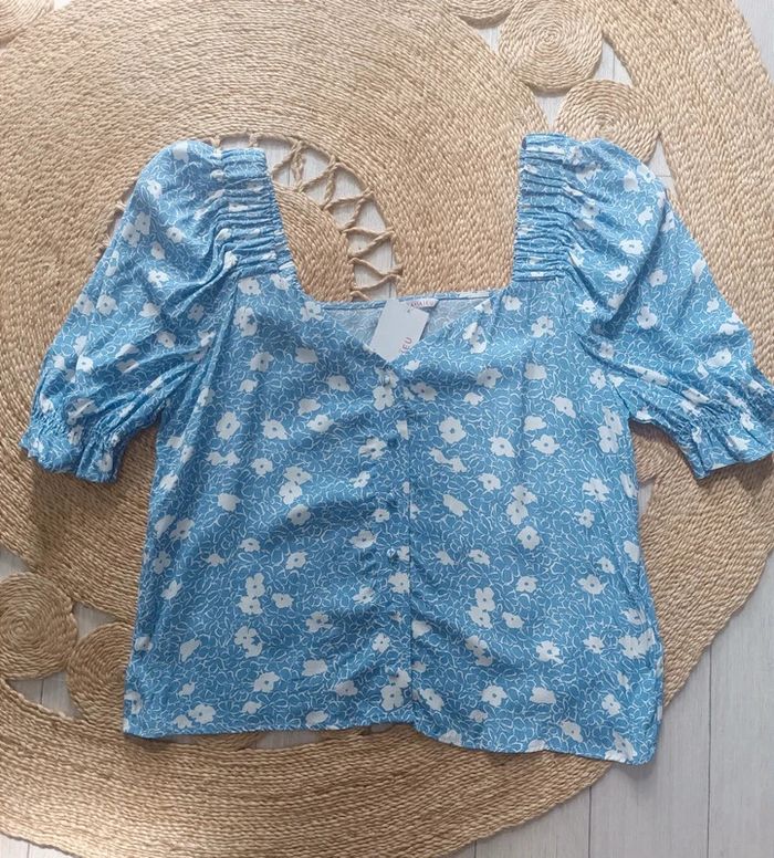 Chemisier blouse d'été bleu motif fleurs blanches Camaïeu Taille L Neuf avec étiquette - photo numéro 2