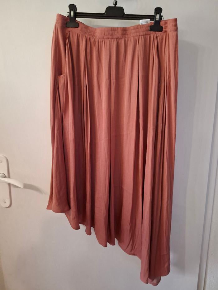 Jupe asymétrique rose poudre taille 40 en très bon état - photo numéro 1