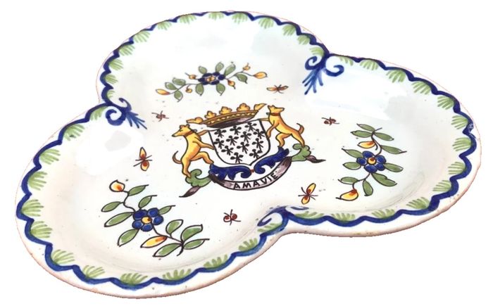 Années 1900  Coupelle   Faïence de Desvres  Charles-François Fourmaintraux-Courquin  Armoirie A MA V