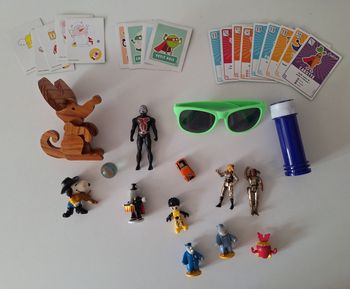 Lot de 14 petits jouets et 18 cartes