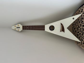Mahalo UG-40 Ukulélé soprano en forme de guitare vintage blanc