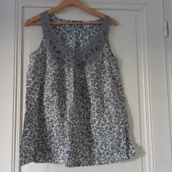 Top sans manche fleuri