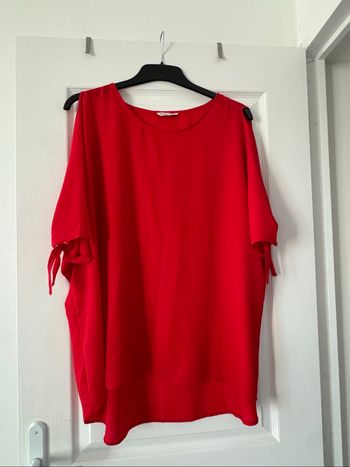 Top rouge épaules dénudées