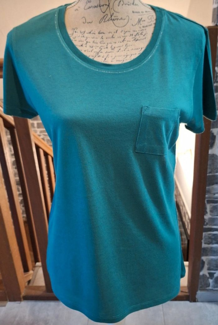 Tee-shirt vert avec une poche à la poitrine - photo numéro 1