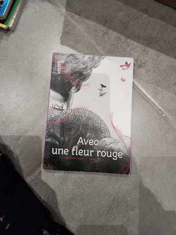 Livre : Avec une fleur rouge