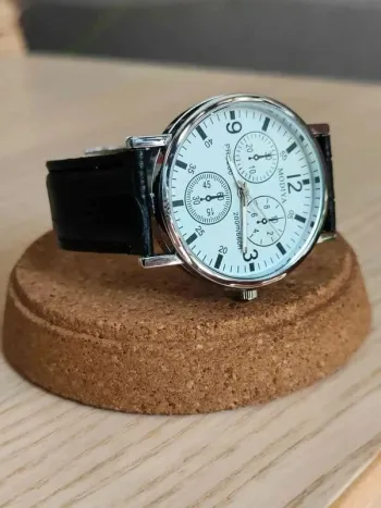 Montre noire, argentée, style vintage-sportif