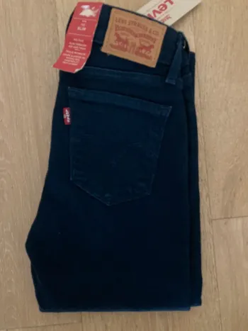 Levi’s 712 23x30 slim taille mi haute coupe ajustée au niveau des hanches cuisses bleu marine