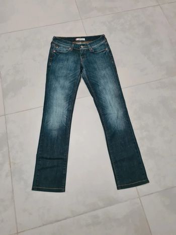 Jean 571 levi's w28 L32 en excellent état
