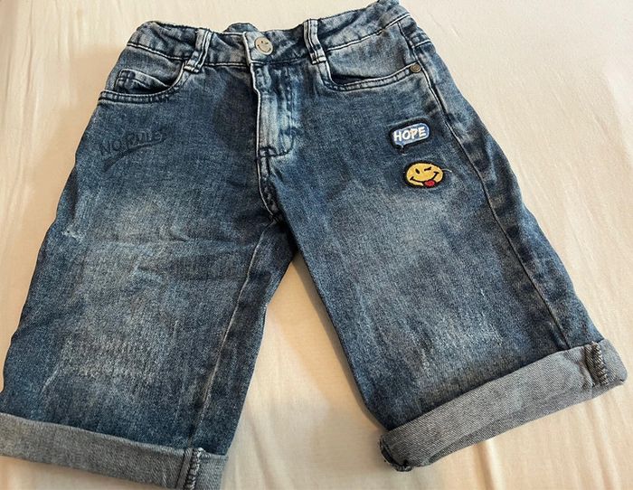 Short garçon smiley