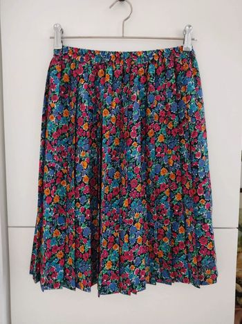 Jupe plissée à fleurs multicolores