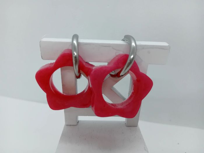 Boucles d'oreilles anneaux grandes fleurs rouges - photo numéro 3