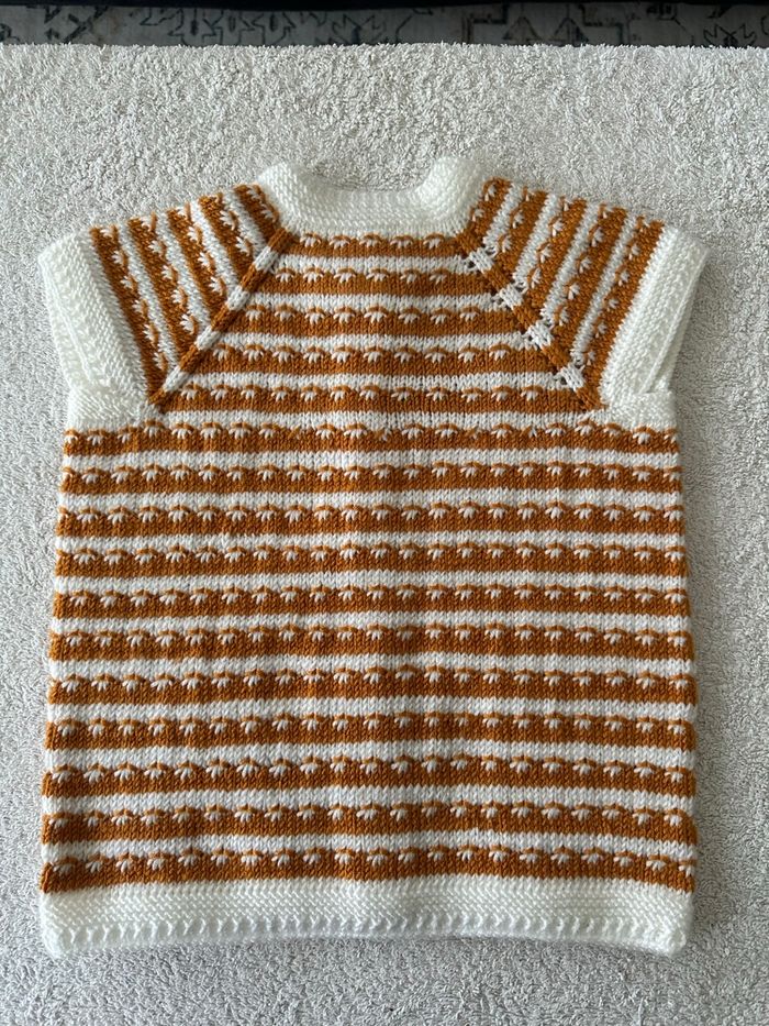Gilet camel et blanc bébé tricoté main - photo numéro 2