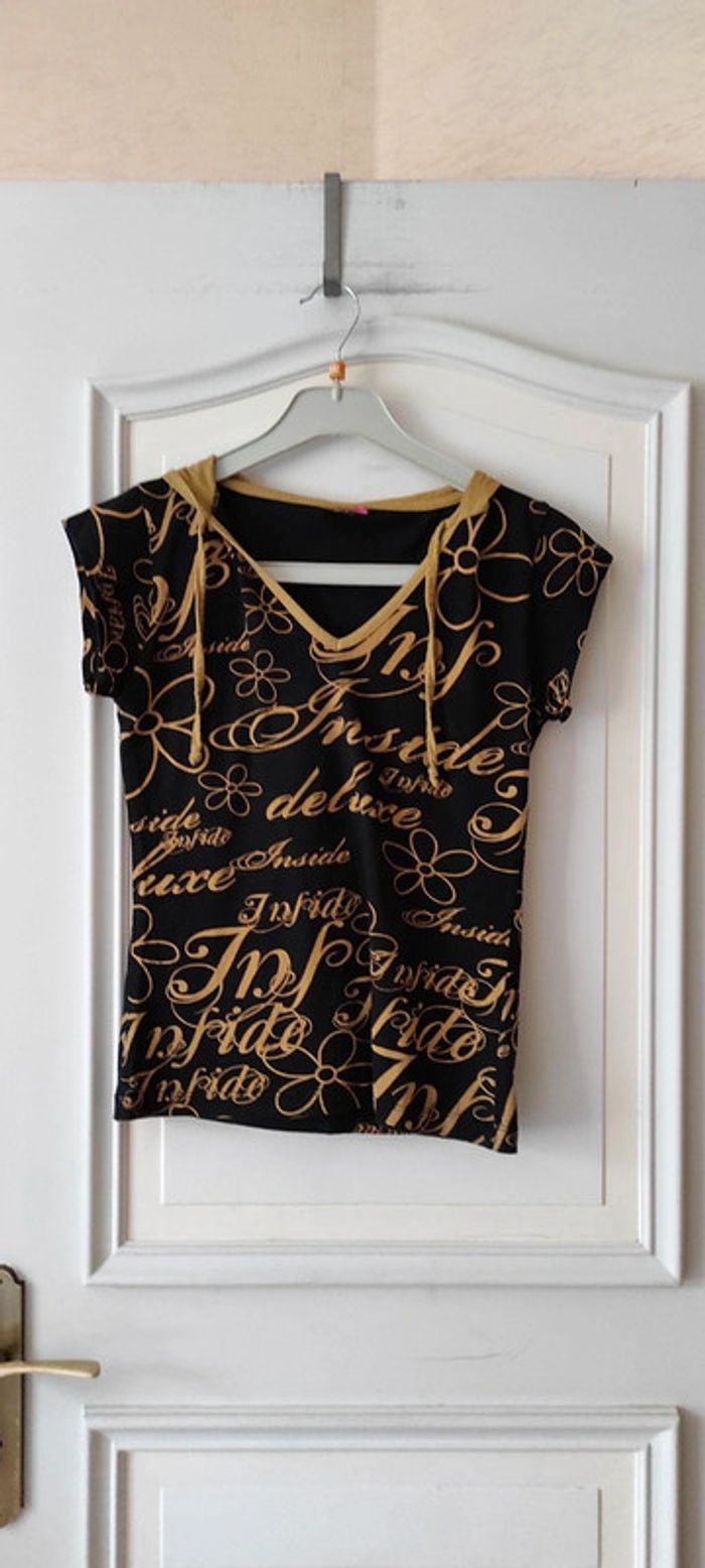 💐T-shirt manches courtes à capuche - inside girl - taille M- Très bon état 💐
