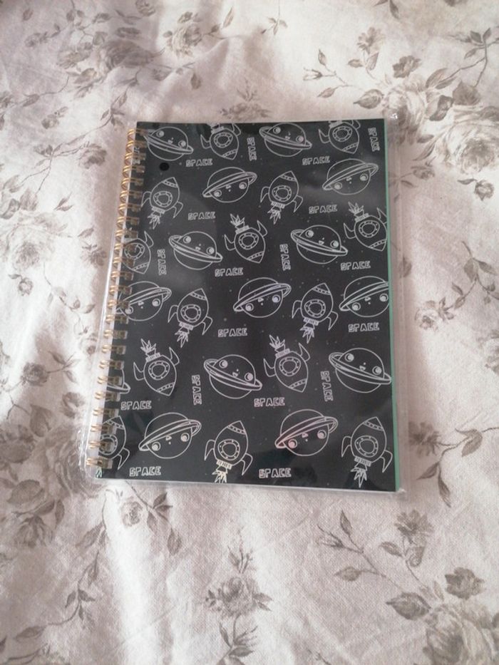Carnet spirale muy mucho Space neuf