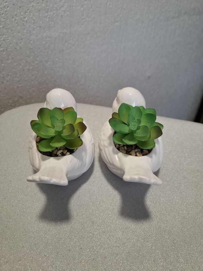Lot de 2 jolis oiseaux céramique blanche + fausse plante excellent état - photo numéro 5