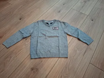 Petit pull gris col V