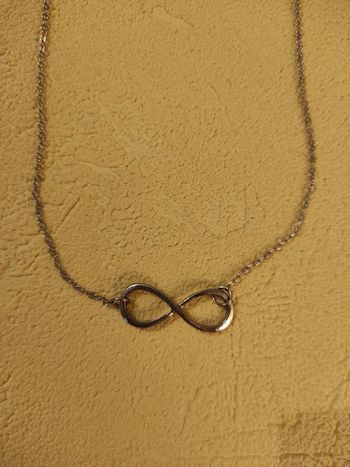 Collier avec signe infini
