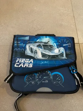 Cartable bleu, il y a une trace de cutter à l'avant, 40x30cm