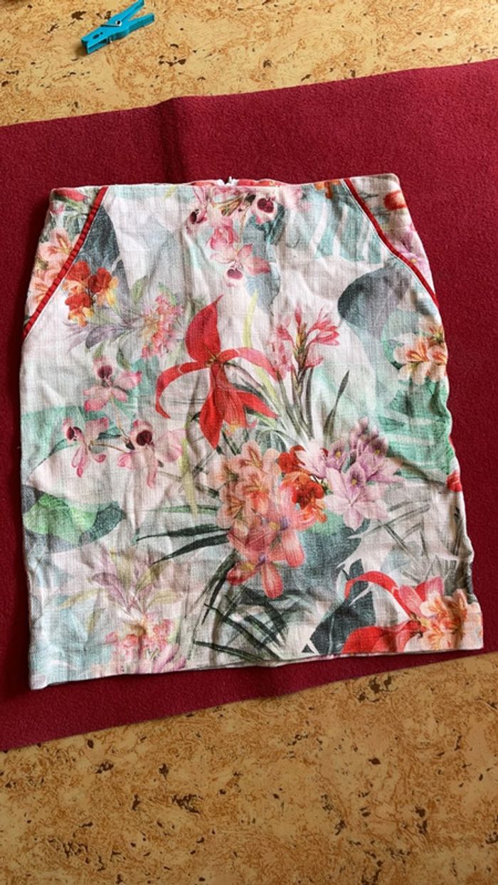 Jolie jupe fleurie taille 36
