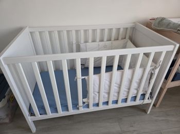 Lit bébé + tour de lit + draps housse ×2 + matelas