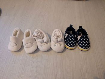 3 paires de naissances bébé ( 2 paires de chaussons et une paire de chaussure )