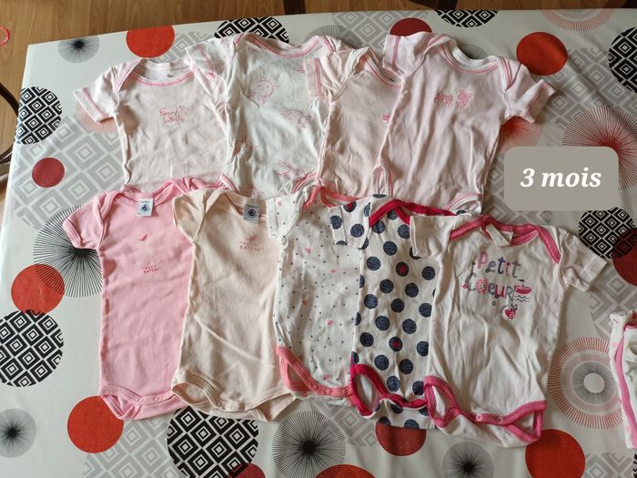 Lot 9 bodies manches courtes Taille 3 mois 👧