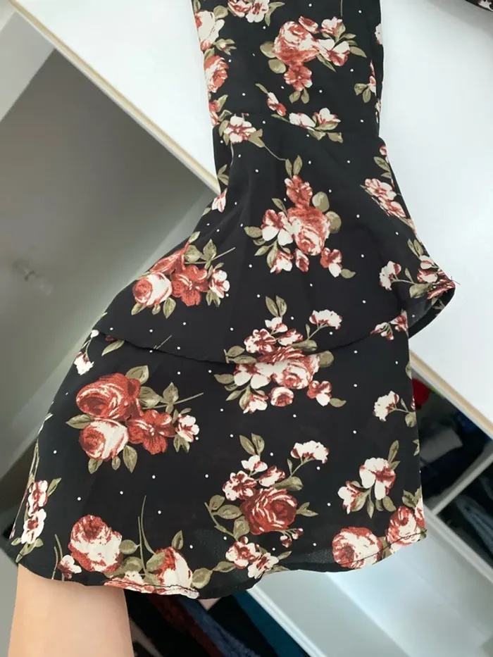 Robe noire fleurie - photo numéro 3