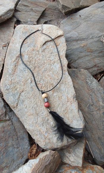 Collier pendentif hippie bohème, perle bois et plume noire