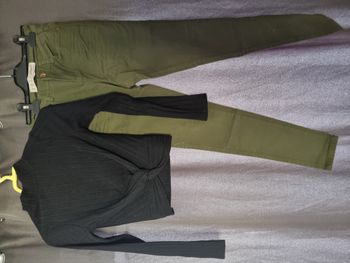 Ensemble composé d'un jean kaki denim co taille 34 et d'un pull noir tres jolie avec l'effet noué a 