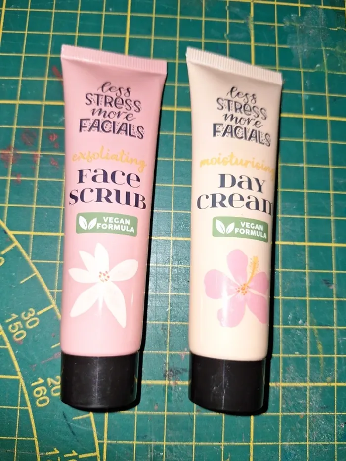 Lot de 2 crèmes visage. Un gommage et une crème de jour