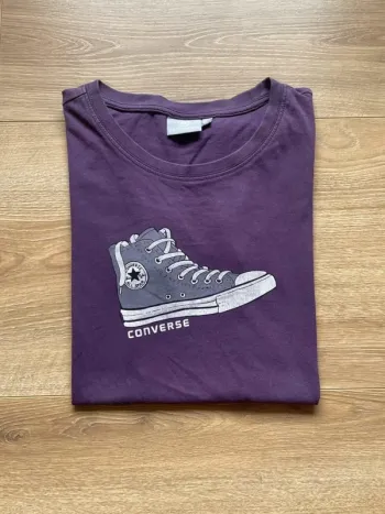 T-shirt violet Converse dessin sneakers