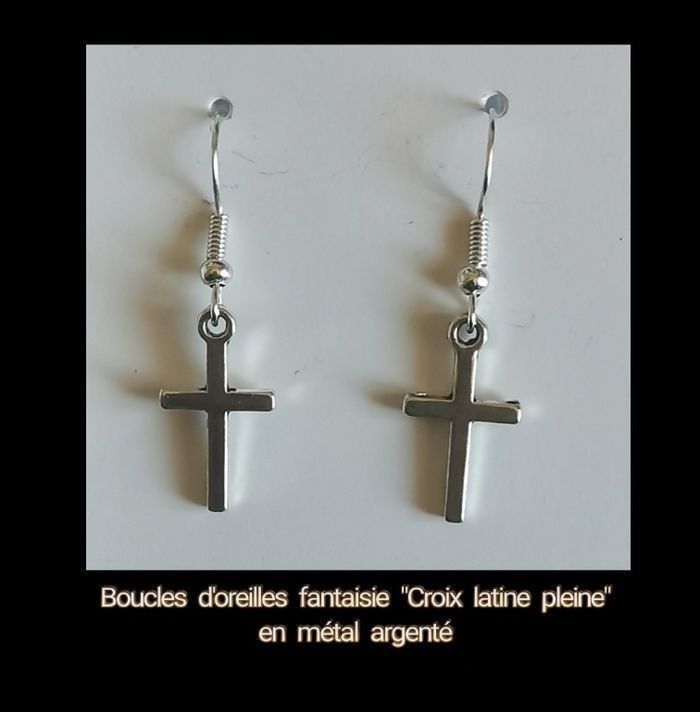 Boucles d'oreilles fantaisie "Croix latine pleine" en métal argenté