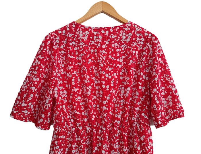 Robe rouge à fleurs blanches. Manches courtes. Taille 40 - photo numéro 4