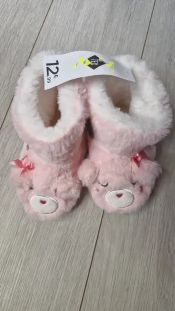 Pantoufles bottes fourrées neuves 27