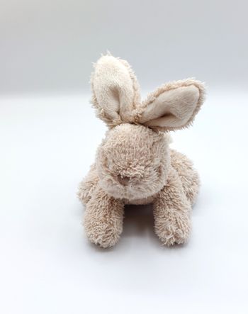 Petite peluche doudou lapin beige blanc BUKOWSKI 21 cm écharpe microbilles
