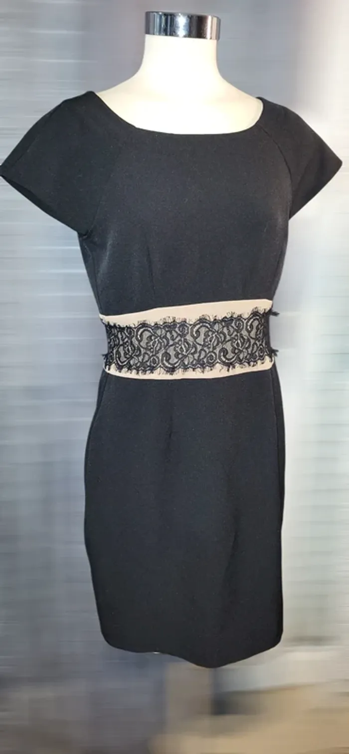 Robe noire chic avec dentelle – parfaite pour soirée ou événement - photo numéro 2