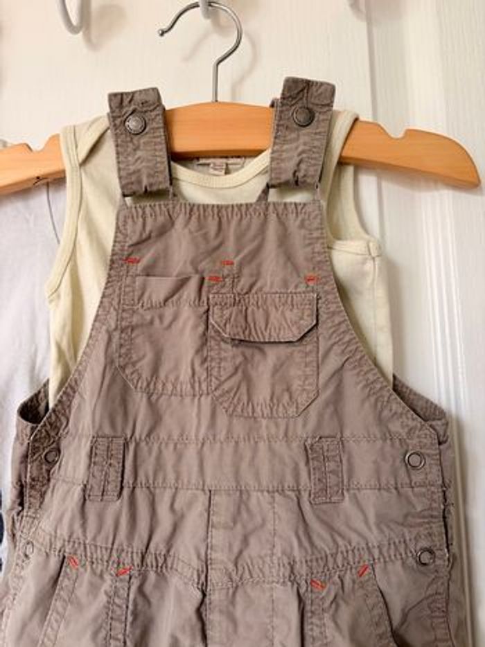 Ensemble t shirt salopette body marcel comme neuf 12 mois - photo numéro 5
