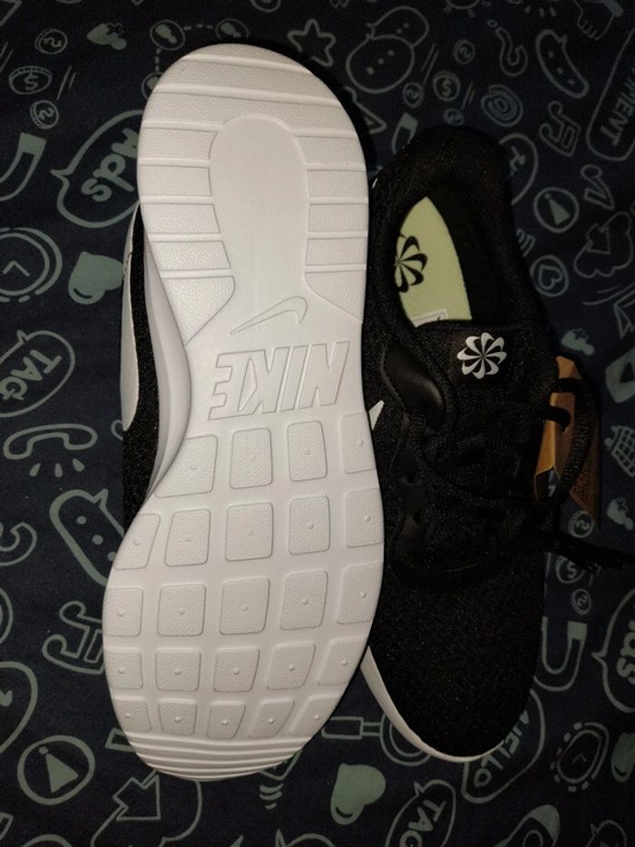 Baskets Nike homme 42.5 neuves - photo numéro 4