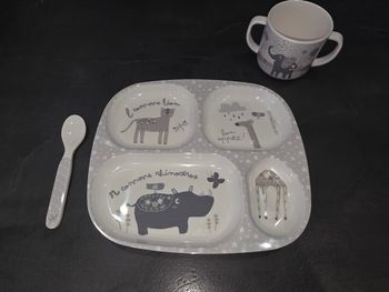 Lot vaisselle bébé, assiette compartimentée, tasse et cuillère