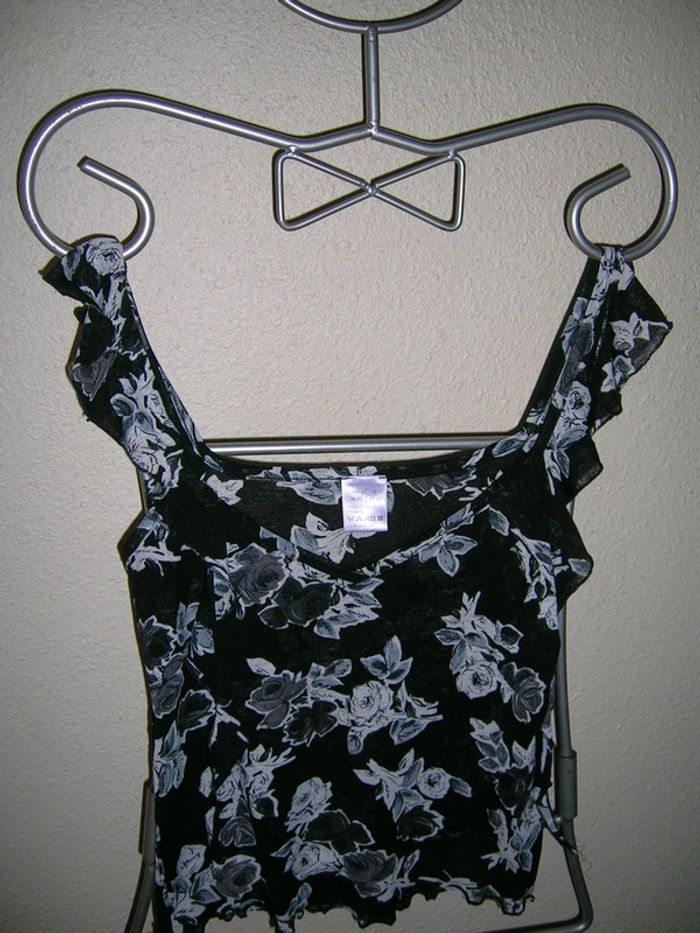 haut léger noir motifs roses Taille 38/40 neuf