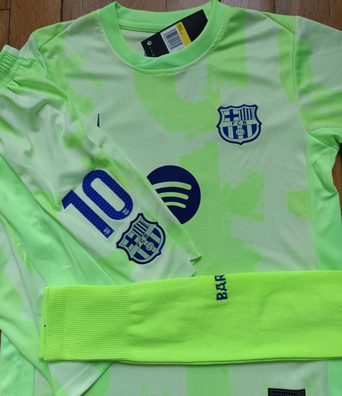 KIT FOOTBALL ENFANT taille 8 ans Maillot BARCELONE vert Away (-2025-patchs-) - photo numéro 3