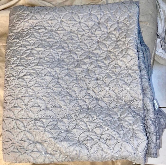 Couvre lit couleur gris à motif effet 3 d bon état pour lit 2 personnes