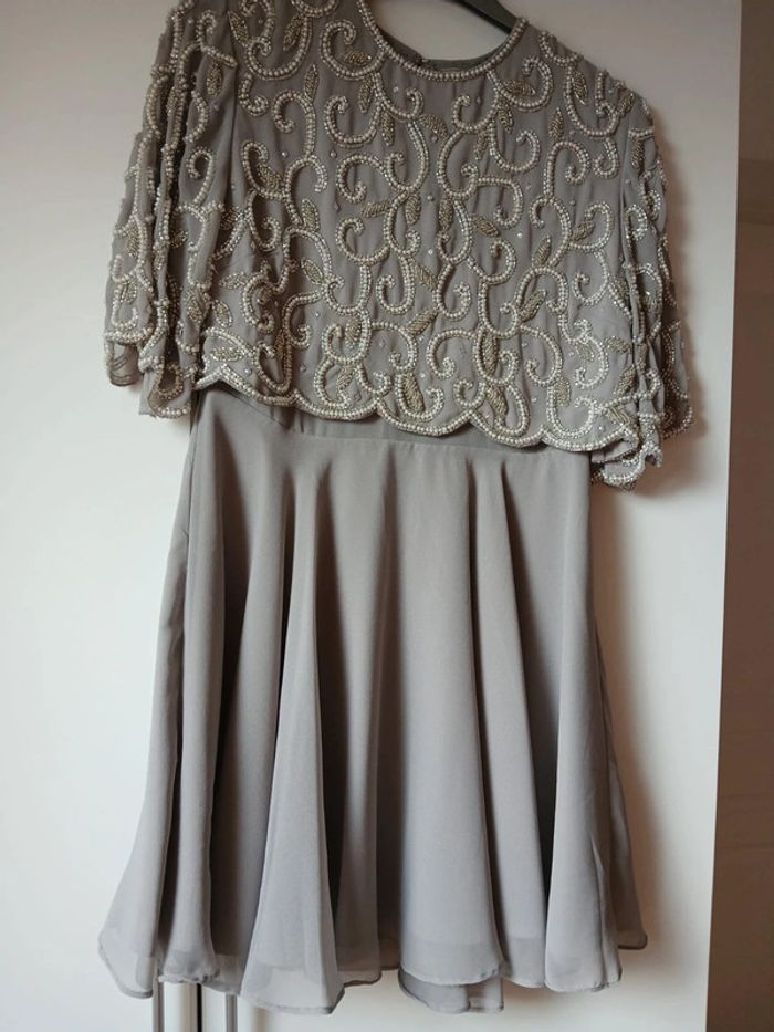 Robe cérémonie couleur taupe taille 36/38 de chez Asos - photo numéro 2