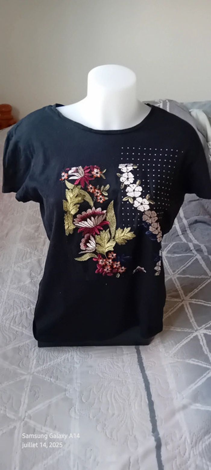 Haut noir motif fleurs avec broderies et clous femme S zara