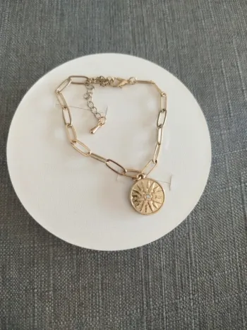 Bracelet doré médaille soleil Strass